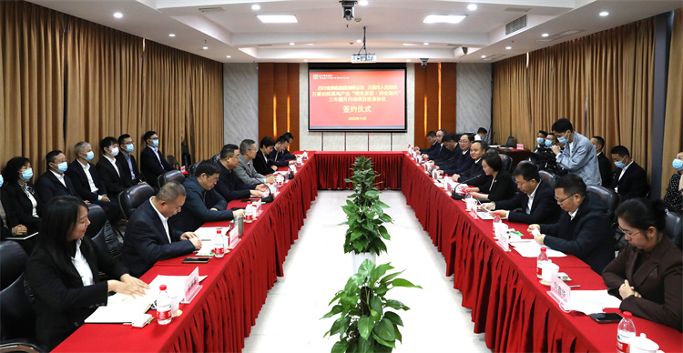 集團(tuán)公司與萬(wàn)源市人民政府正式簽訂《萬(wàn)源舊院黑雞產(chǎn)業(yè)“綠色發(fā)展、種業(yè)振興”三年提升行動(dòng)項(xiàng)目投資協(xié)議》